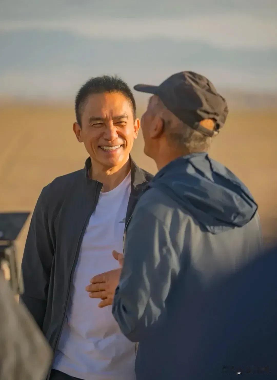梁朝伟敦煌种树，在戈壁滩上笑得见牙不见眼，是真的开心！9月21日，一组生图