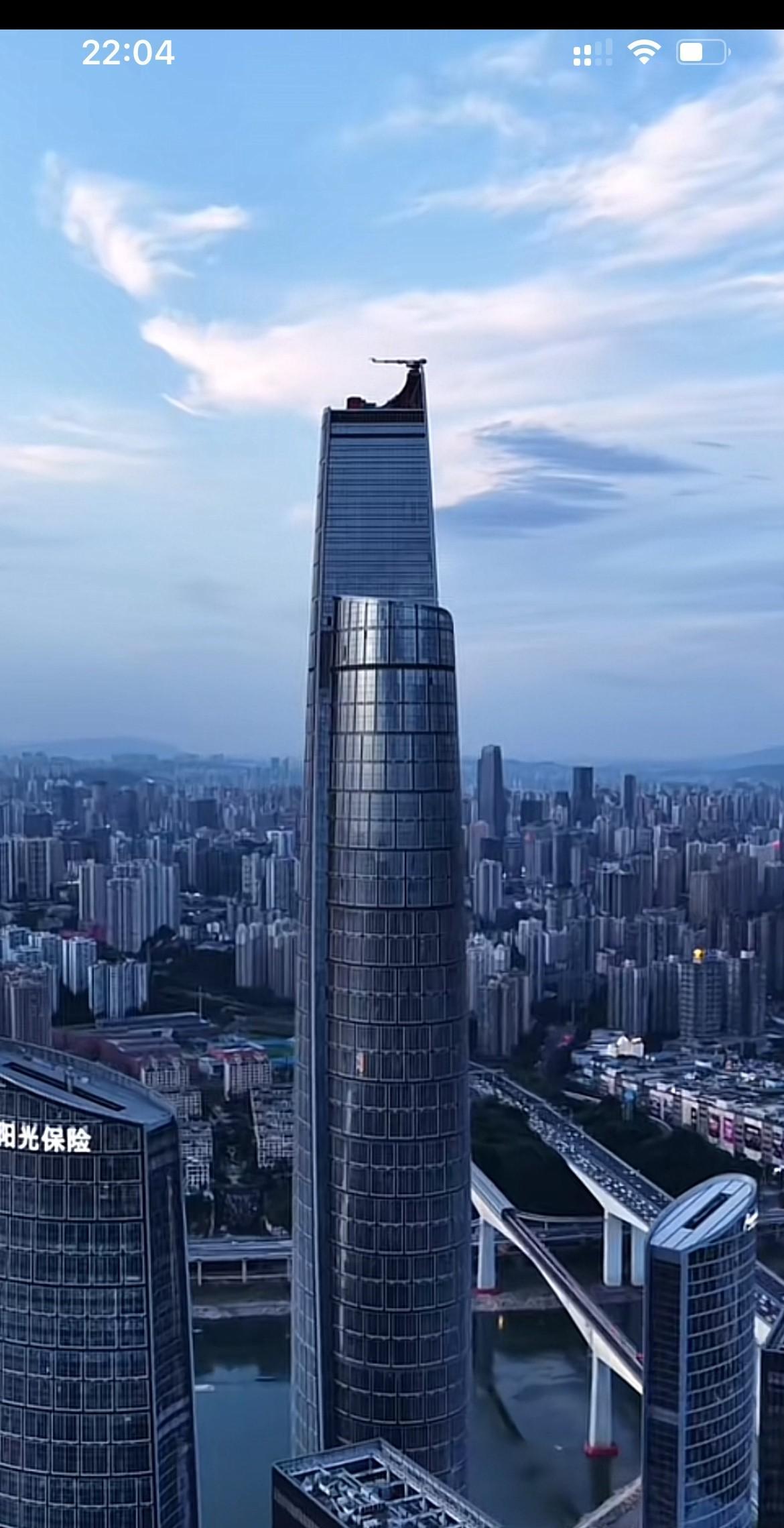 中国西部第一高楼，重庆陆海国际中心，共100层458米，于2008年开工，由万科