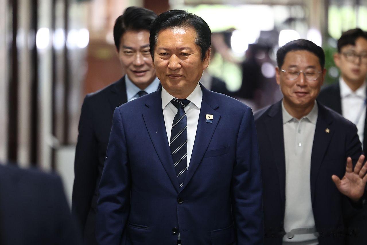 韩国共同民主党陷入内斗，8月党首之争白热化。地方选举核心选区失利后，共同民主党