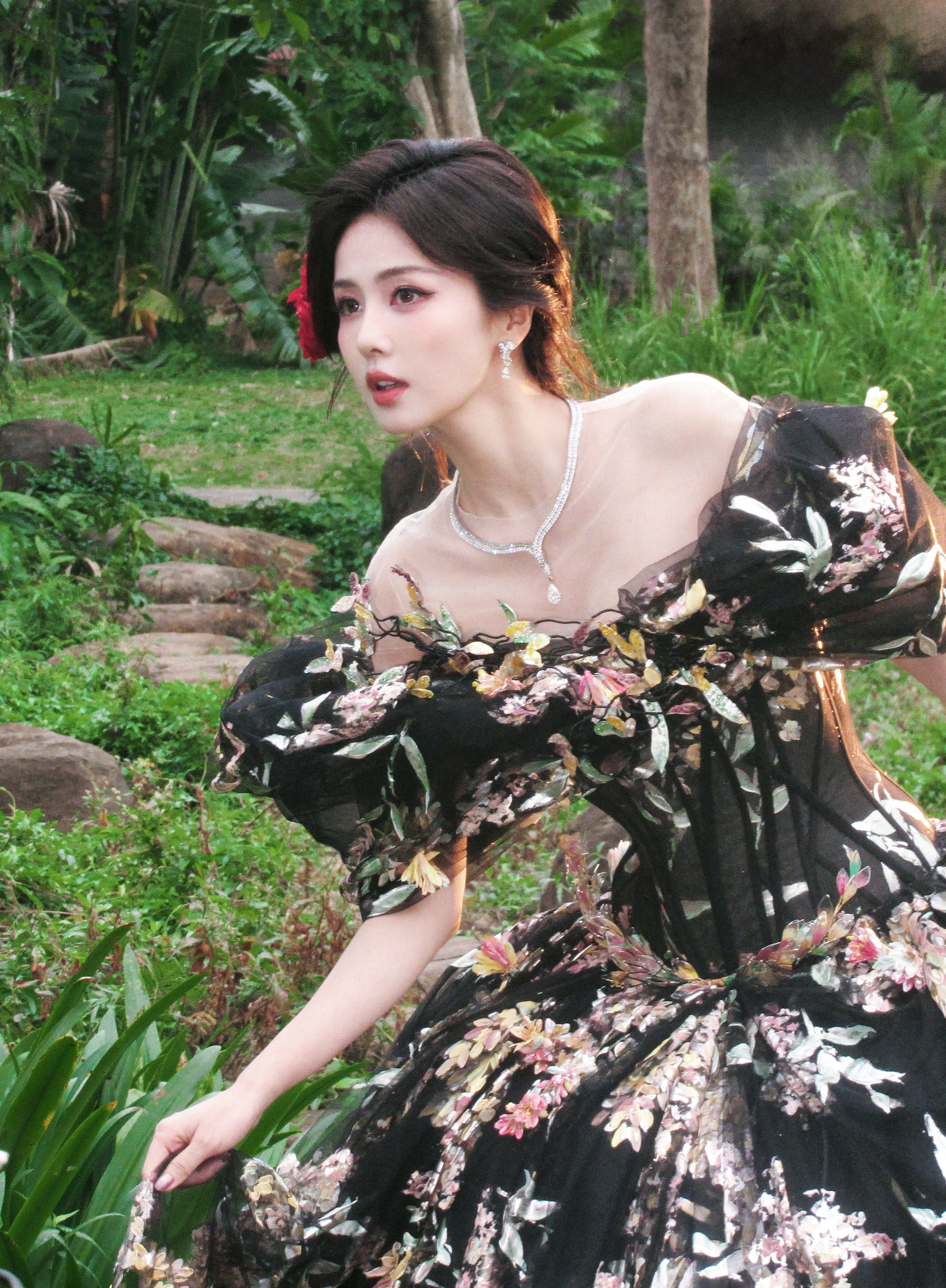 白鹿拥有直击灵魂的美貌！配上戴比尔斯千万级别高珠，奢华野性！夺目耀眼！期待星光大