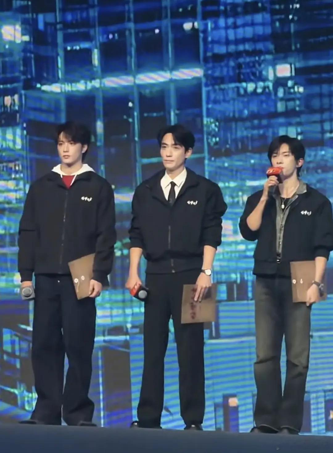 这个同框，原来四字也不矮啊