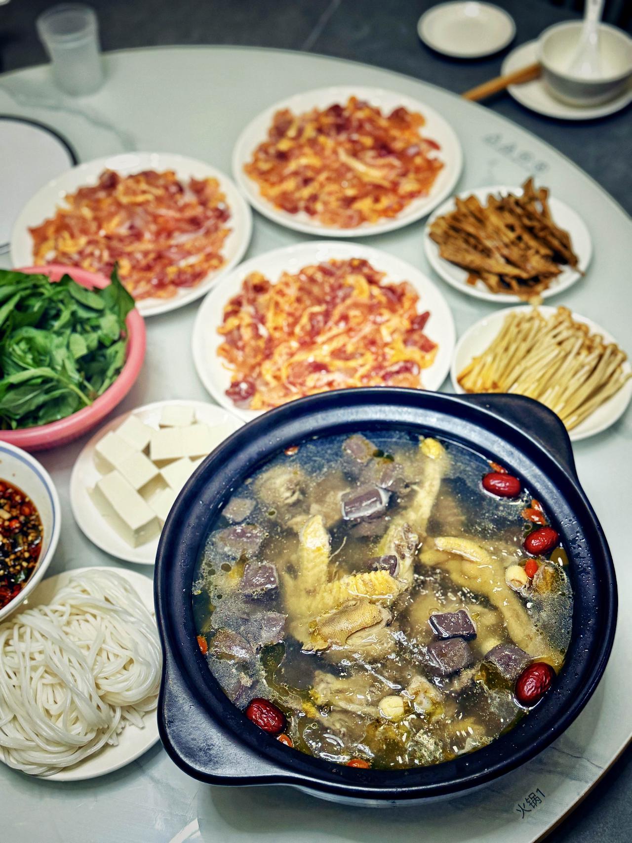 我的食堂之一！每周都会来吃作为上海小囡，竟然爱吃桂林菜？哈哈，我自己也觉得