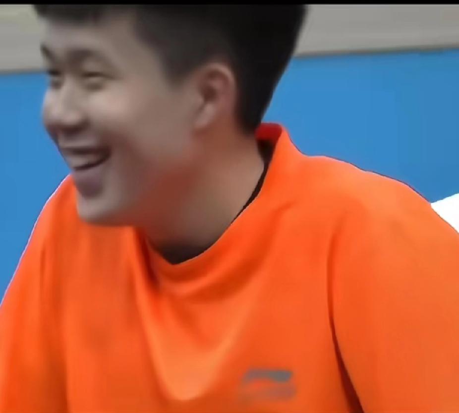 刷到王楚钦少年时期的旧照，心一下就软了。十几岁的“幼头”，穿着亮橙色的T恤