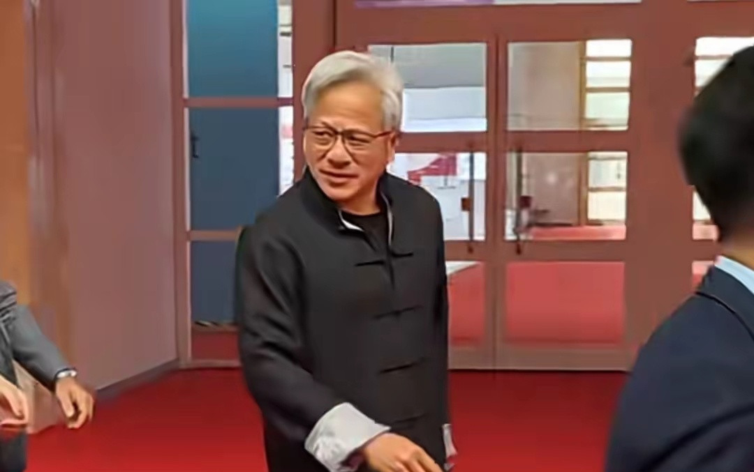 黄仁勋再次访问中国，两个细节让人意外，释放了一个强烈信号！这次访华，黄仁