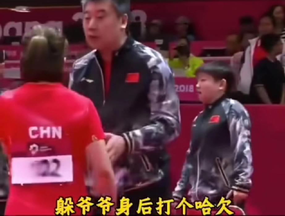 十多岁的莎莎陪着李隼去上班，跟在他背后，像个手办。李隼说过最出名的一句话“不会