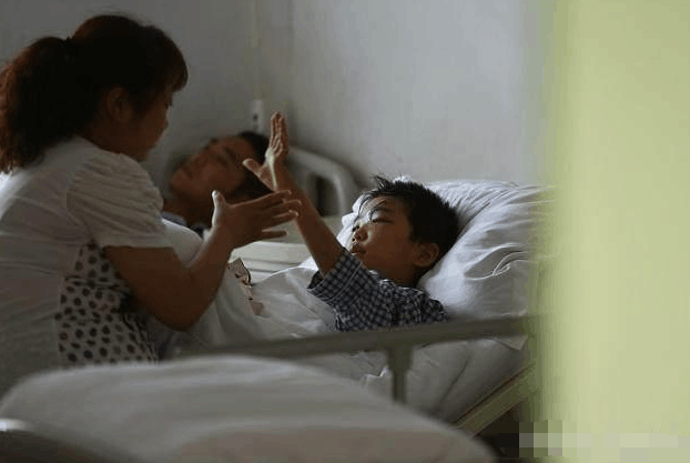 小孩6个月失明, 医生检查骂父母, 你家也常有这种情况