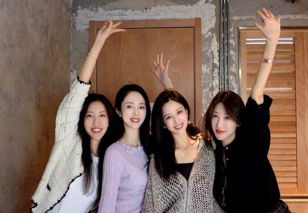 高露44岁生日，三个身家不菲的40+女明星在阿那亚聚齐，居然连头都没洗。佟丽娅、高露、董璇，没搞奢华