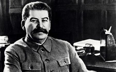 斯大林晚年已经不再使用正规的国家机构和议事规程管理苏联，他依赖的是一个亲信们组成