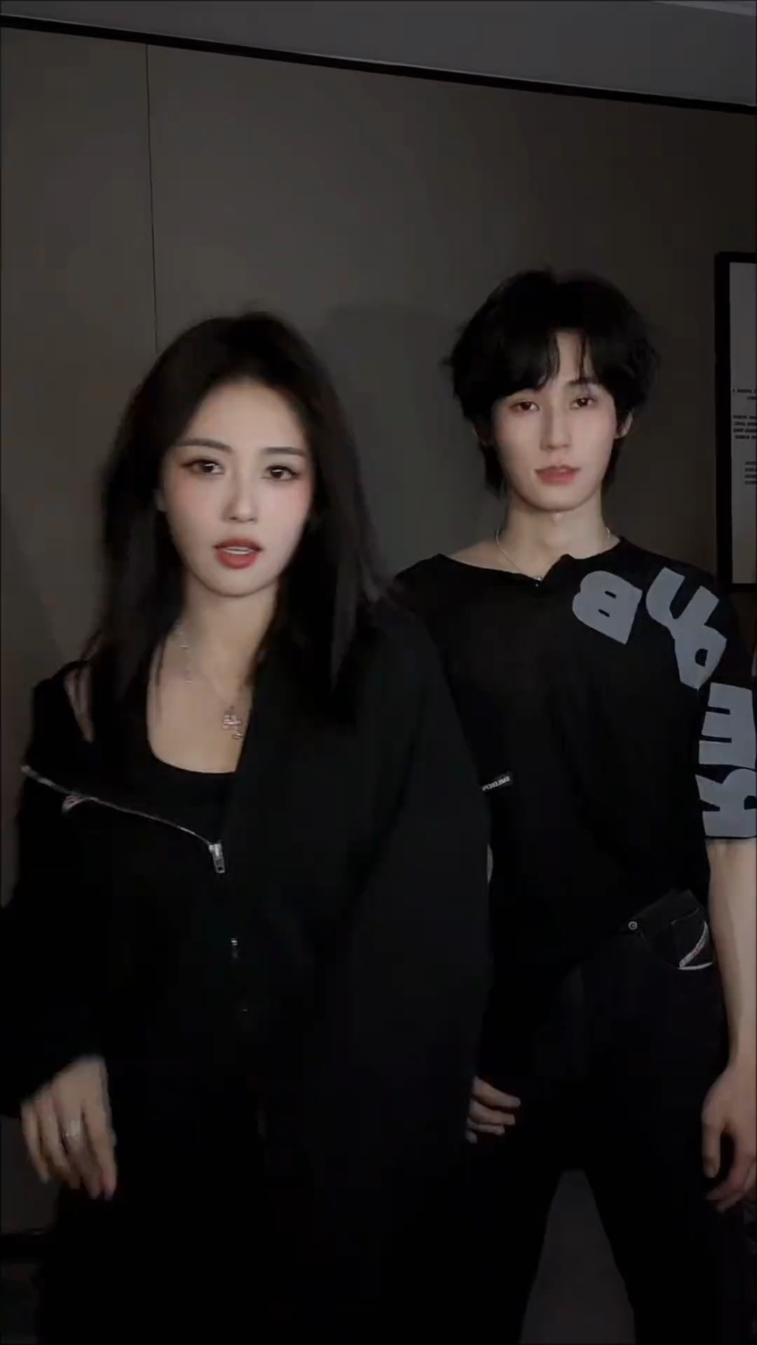 还有第三视角！菠萝披萨姐弟抖舞这一块还是太权威这个消失的打光哈哈哈哈哈哈哈白鹿张