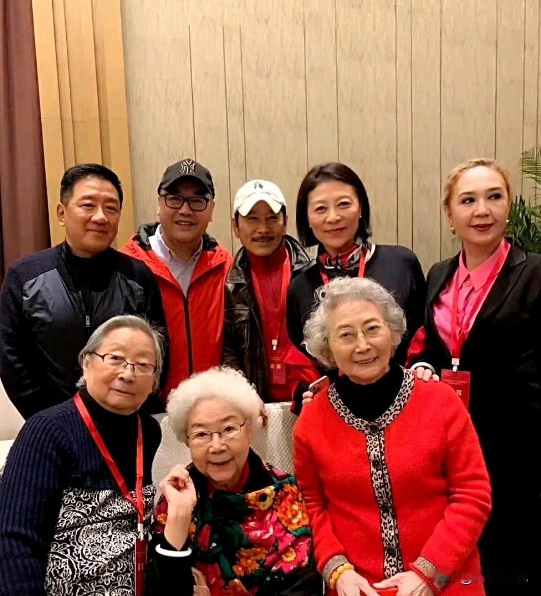 8位老戏骨风采依旧，经典角色全在脑海里，能认得出5位的，承认你是影迷中的佼佼者！