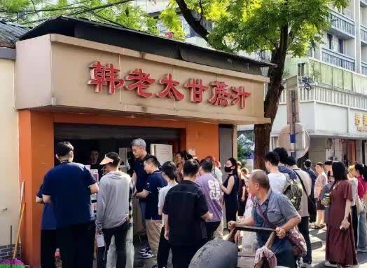 一年前在南京的街头，有位74岁的阿姨用三条速溶咖啡条冲泡了10元一杯的手作咖啡，