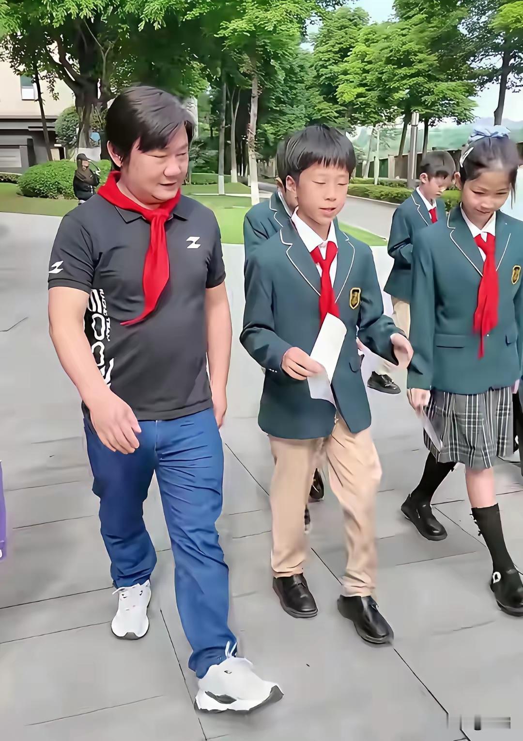 搞不懂张雪图啥？班主任只是让他去学校露个面，他直接把几十名专业车手拉去操场表