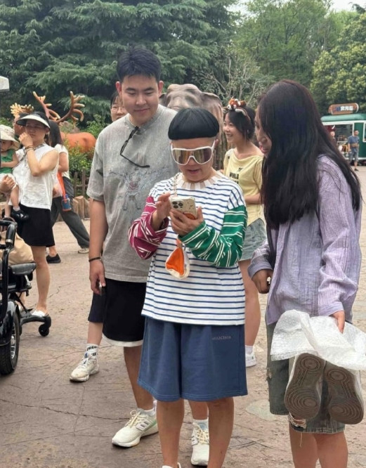 59岁金龟子在郑州被偶遇，这身打扮太一言难尽了，发型真的好丑。