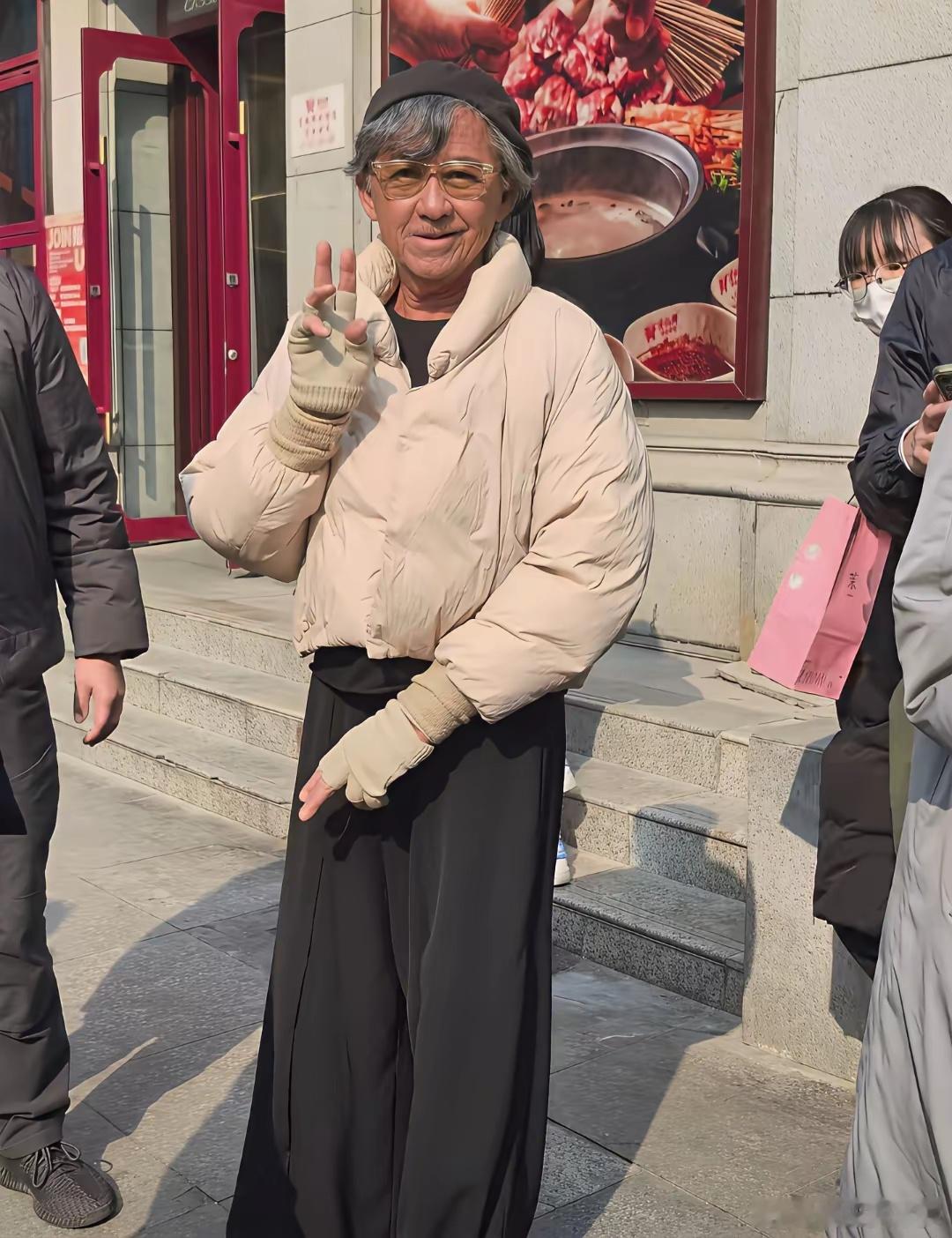 林子祥和老婆叶蒨文现身武汉街头，在路边小摊购买马蹄，夫妻俩打扮贵气十足，虽然年龄