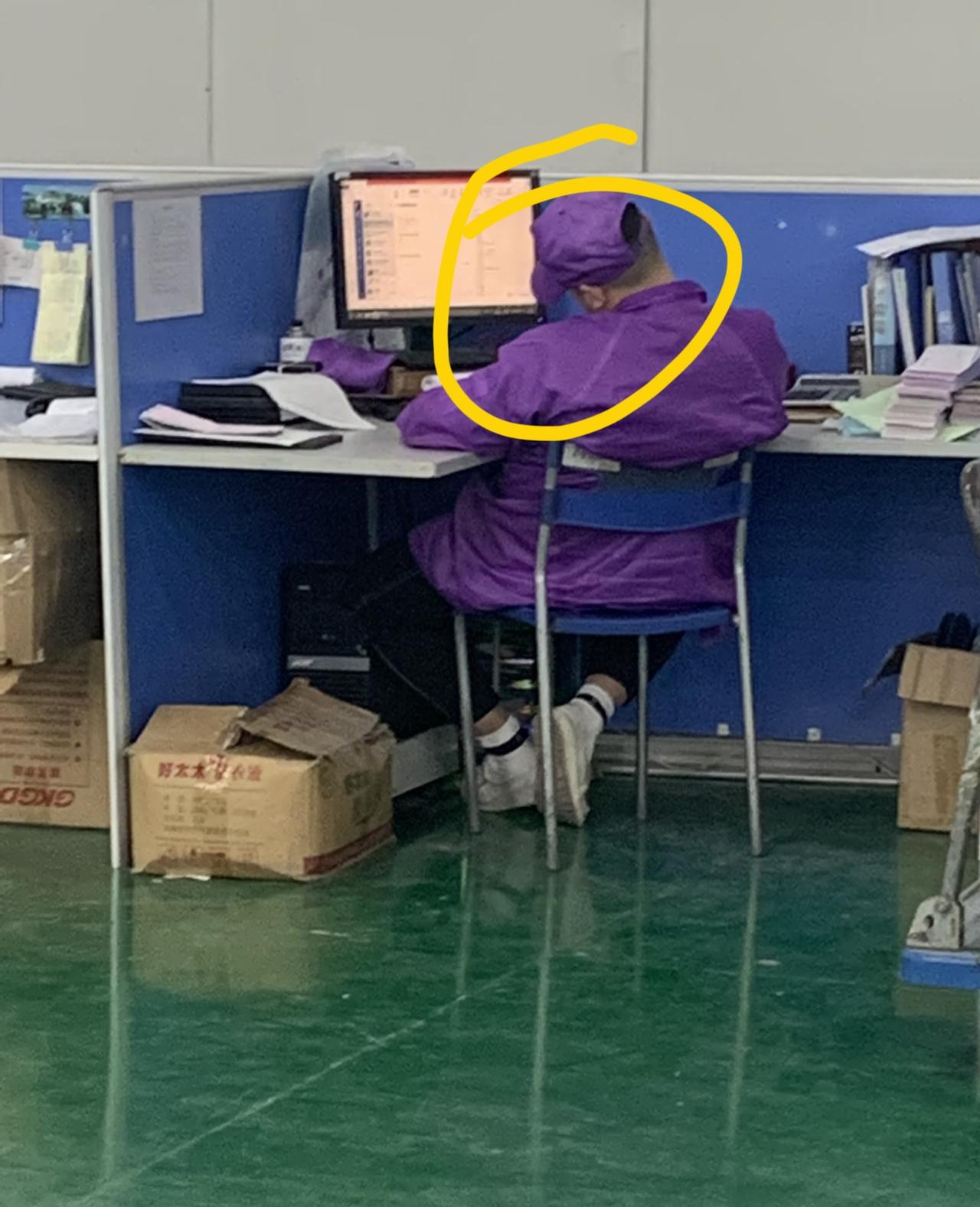 夜班保安巡逻发现员工上班时间睡觉，保安拿出手机拍了几张照片保留证据，因为厂里员工