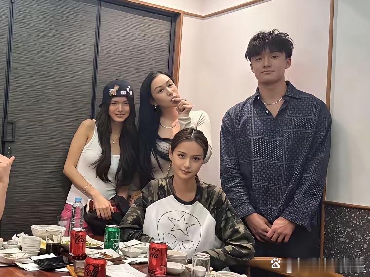 钟丽缇和张伦硕带着二女儿的男朋友一块儿家庭旅行了。最右边那个高高大帅的男孩，就是Jaden的男朋友，