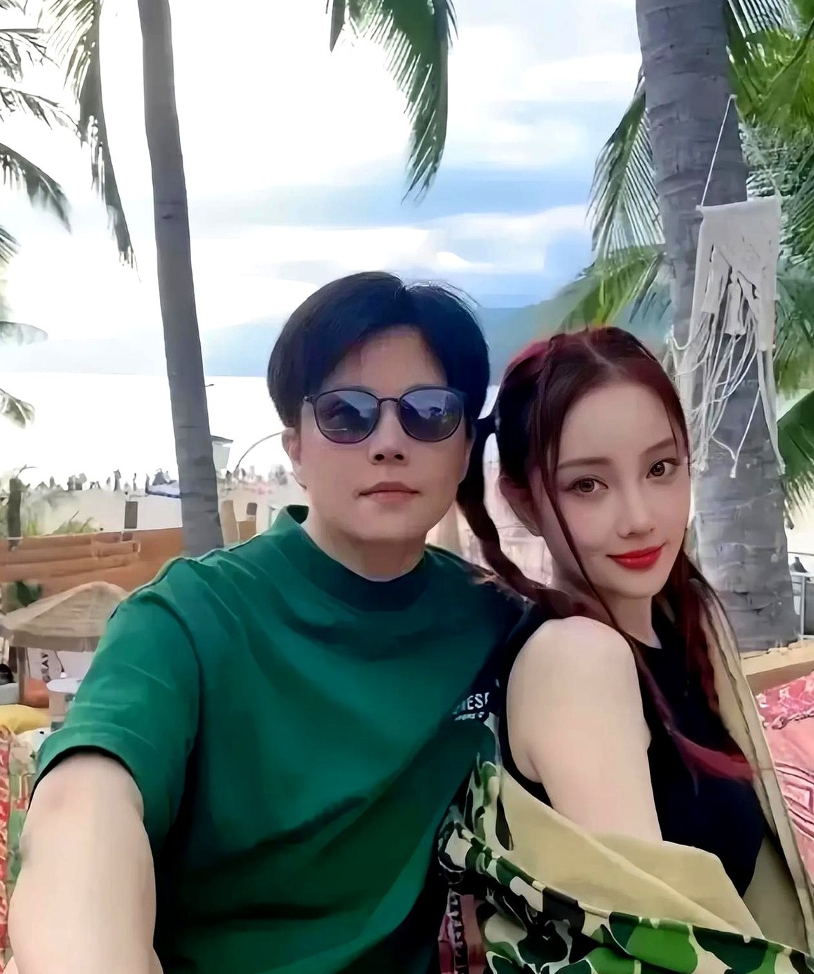 这一次，李小璐狠狠活成了自己的光！43岁李小璐一组度假照炸了锅——紧身背