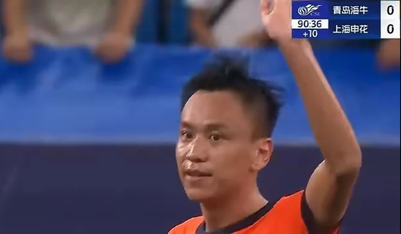 为什么这个位置出现的是张弛？又为什么张弛选择了打门而不是传球？这个球真是匪夷所思