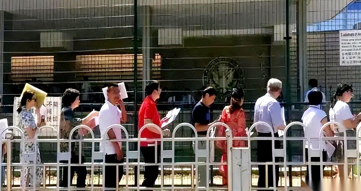 想去美国当个技术大牛？行啊。第一步，把你、你老婆、你爸妈的所有社交账号，都给