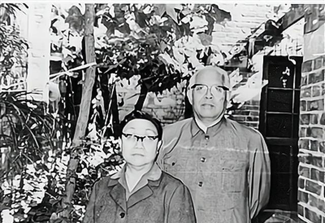 1934年，地下党李维民与秦淑云假扮夫妻，住在一间俄式平房里，开始地下工作。但没