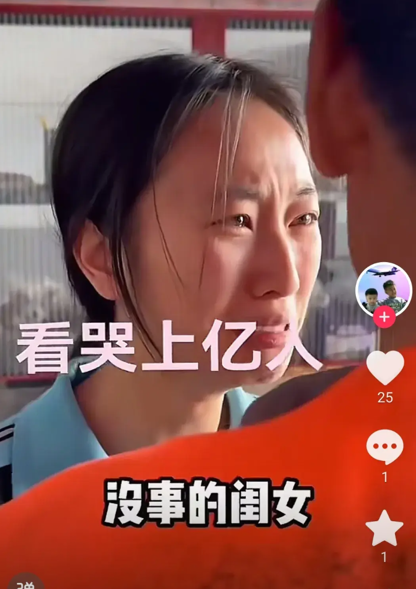 父亲来学校看望女儿，两人却只点了一碗牛肉面。女儿离开后，男人用馒头泡着女儿喝剩下