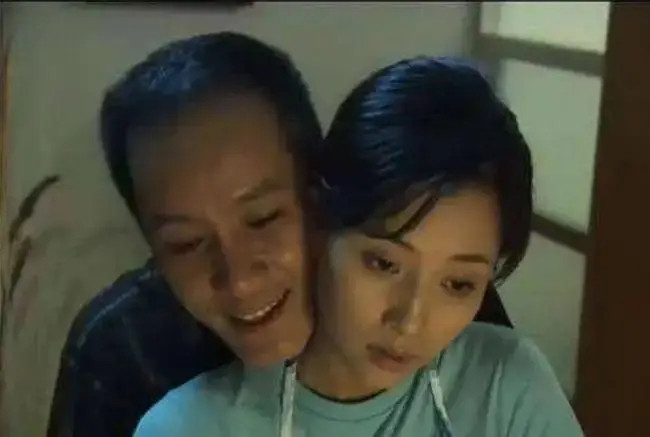 2006年，冯远征和殷桃在《爱了散了》里有一场亲密戏，按照剧本，他需要轻轻揽住她