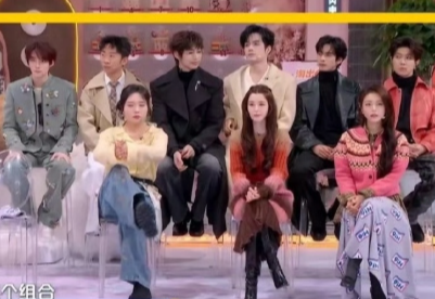 宋威龙坐着比谁都矮，站起来比谁都高​​​