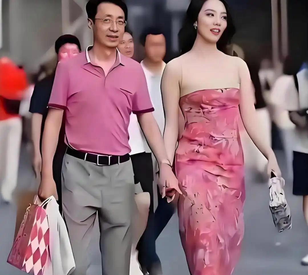 太古里“牵手门”后，董思槿日子全变了。先是被老东家炒鱿鱼，没了收入。2024年想