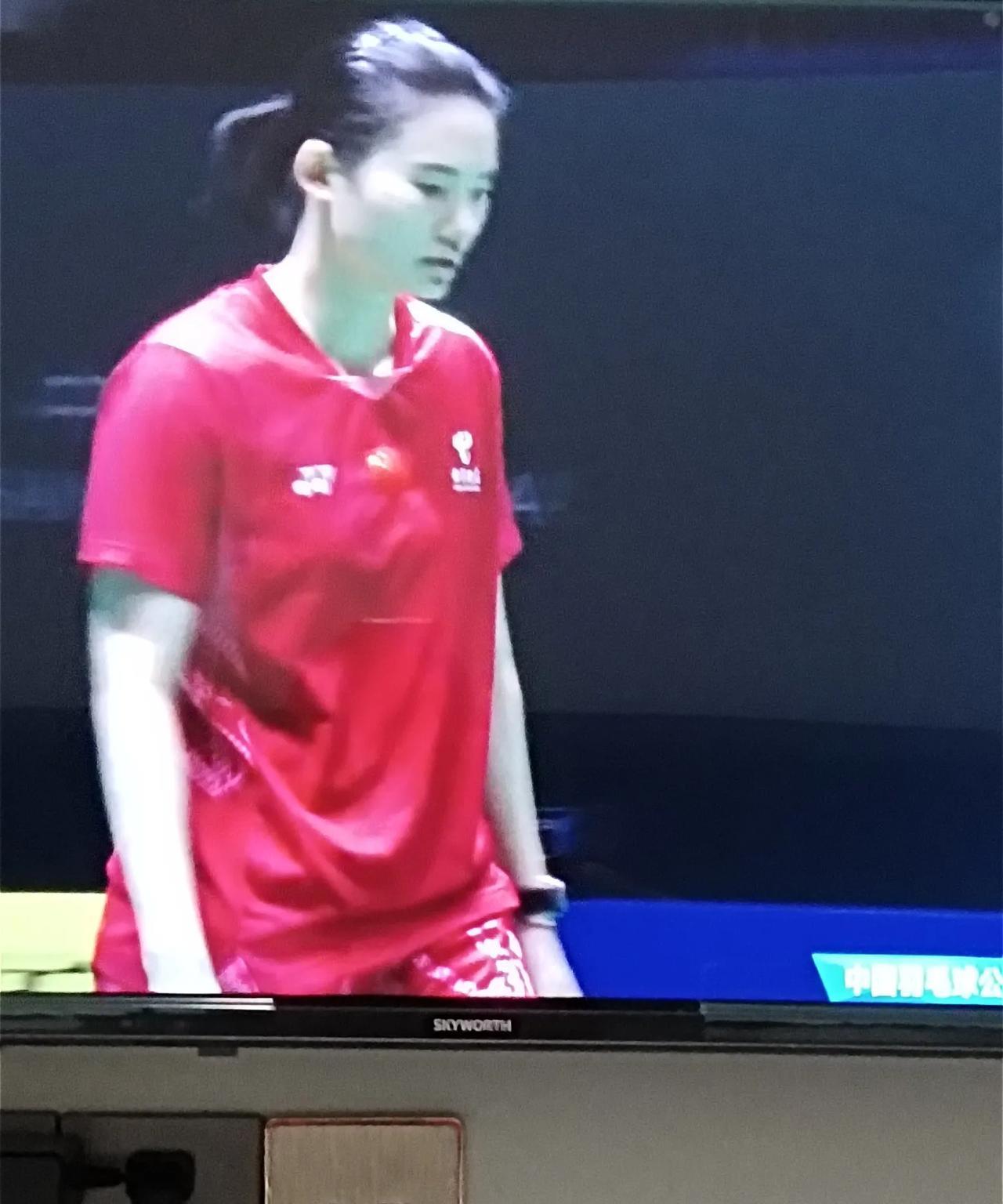 韩悦厉害，先逆转第一局，第二局把安洗莹打伤退了，与王祉怡会师决赛。第一局，韩悦