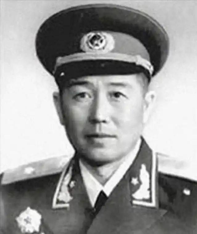 1946年的一天深夜，牡丹江军区司令李荆璞正在休息，突然警卫排长手持利刃溜进屋里