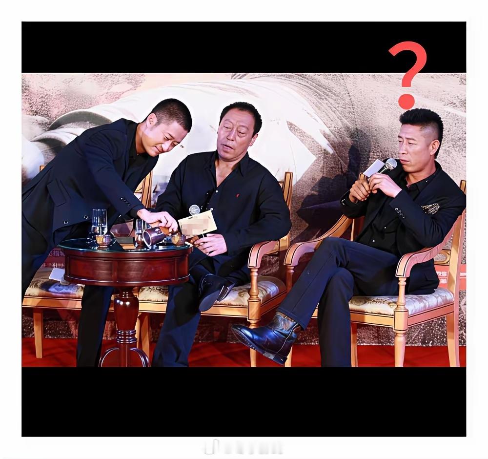 吴京弯腰给人倒茶，对面俩大佬翘着二郎腿，纹丝不动。一张饭局照炸了。吴京端着茶壶