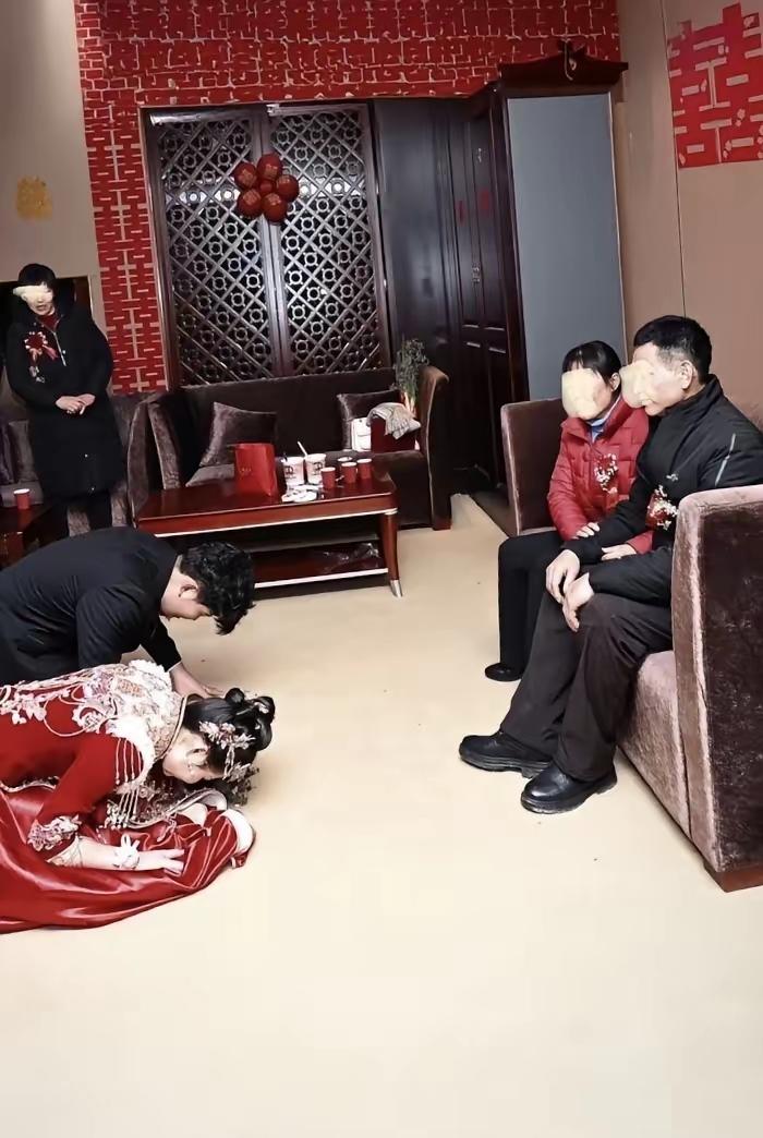 长沙这位姑娘，真的是婚前操作把话题拉满了！几十万积蓄直接转给爸妈，男方当场摔