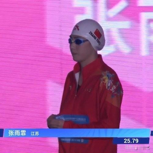 张雨霏太猛了！50蝶25秒61逆袭夺金，十五运豪取第二金深圳泳池彻底沸腾了