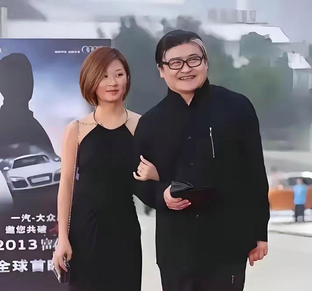 1987年，刘欢对主持人卢璐一见钟情，认识9天便决定结婚。岂料去登记时，工作人员