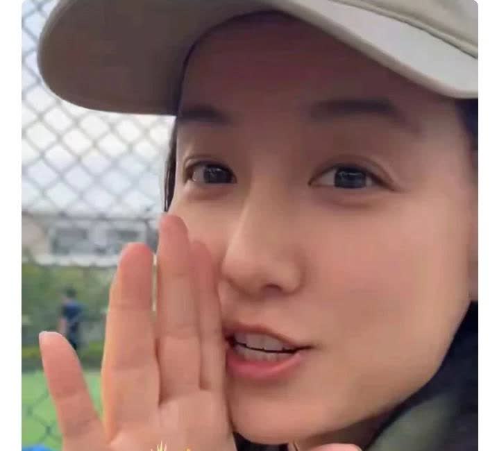 “秀莲”散步偶遇“少安”：戏外重逢的岁月情书贺秀莲扮演者吕一与孙少安饰演