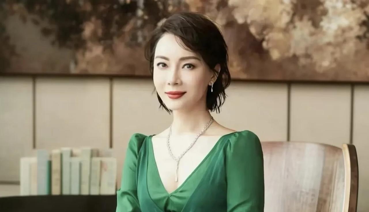 同不理解为什么那么多人骂陈数，毕竟她旅游有点状况不是很正常的嘛，那英这么行不是也
