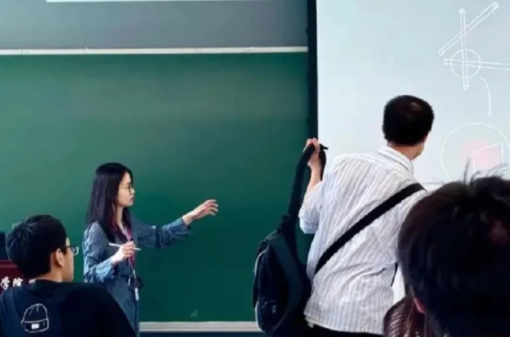 王虹开北大讲座，韦东奕提前离场，被质疑不尊重人？就算他是真走，那也没毛病，他