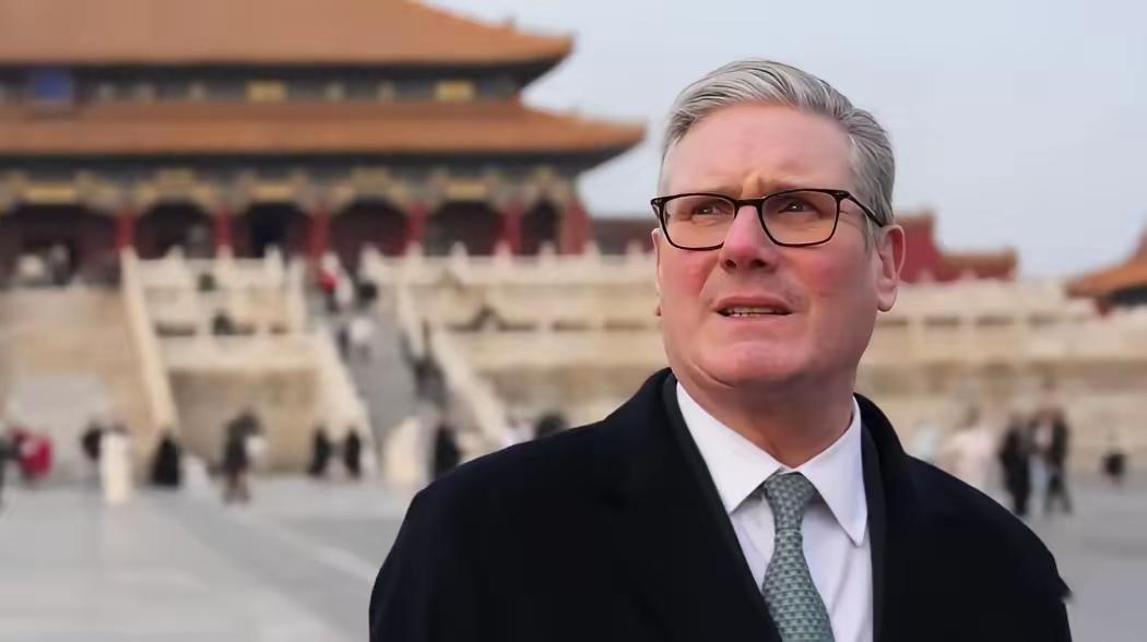 英国首相斯塔默在中国不怕冷，不怕淋雨的精神鼓舞着英国人民，不过很担心他回到英国会