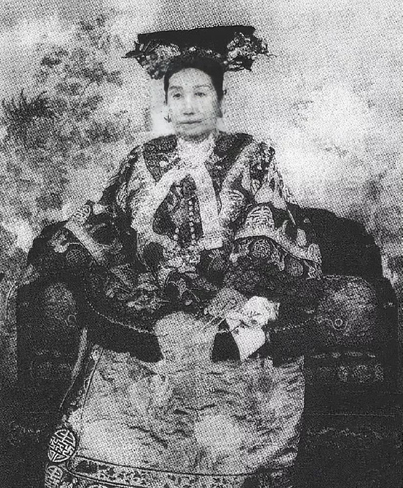 慈禧接手局面时，太平天国已成气候，半壁江山。然后，遇到中华民族千年未有之大变局