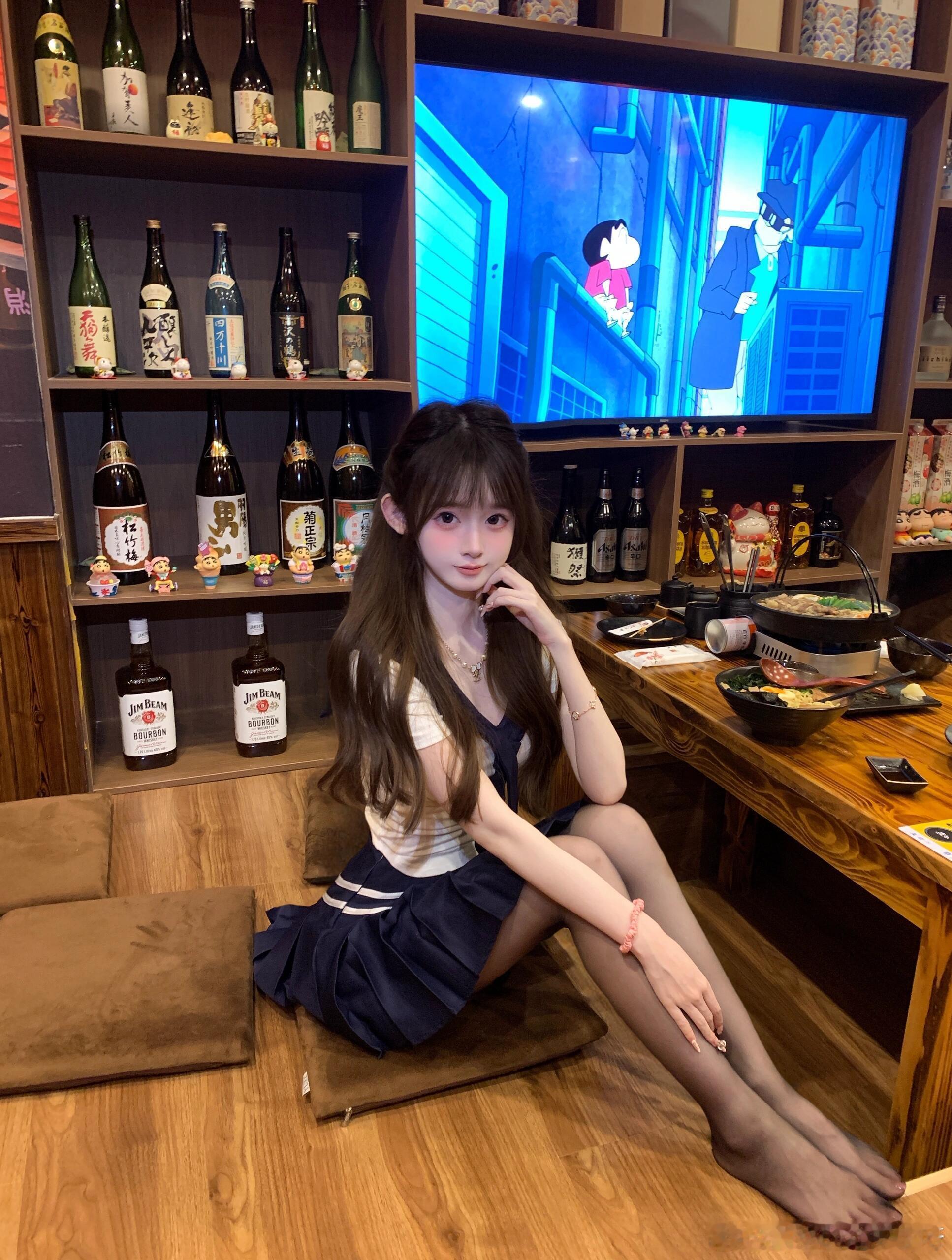 吃日料要脱鞋，露出丝袜小jiojio，有点尴尬😅​​​