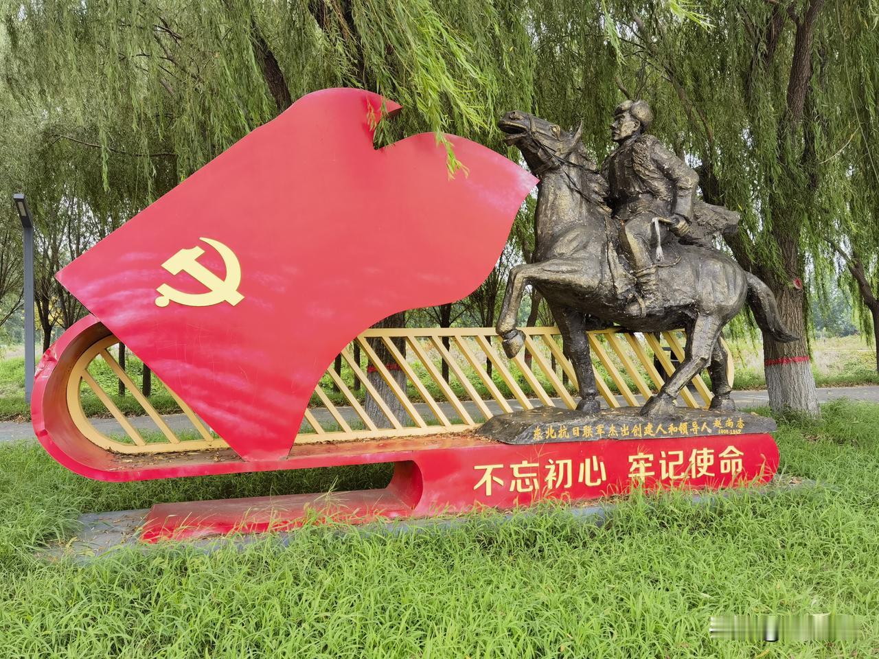 齐东古城偶遇尚志广场，好多游客都看懵了，我也愣在原地。漫步邹平齐东古城，突然撞