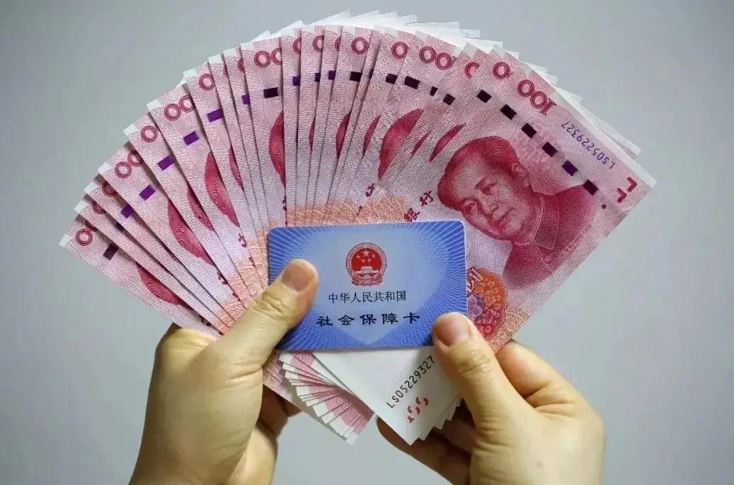#多地违规向死亡人员发放养老金#【7省份违规发养老金超8000万，含给服刑、死