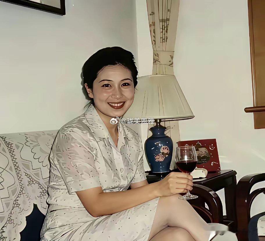 高干家庭的子女穿的衣服是的确良的那时候穿一件这样的衣服整个村子里的人都的羡慕你