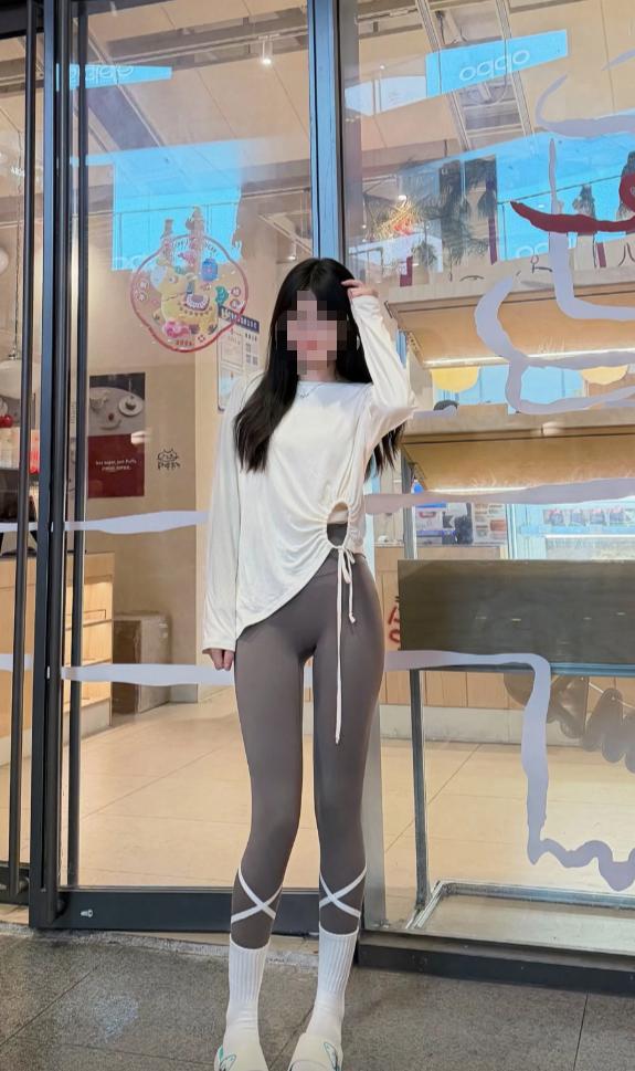 32岁的陈悦开女装店6年了，最近2年，她店里的瑜伽裤销量翻了12倍