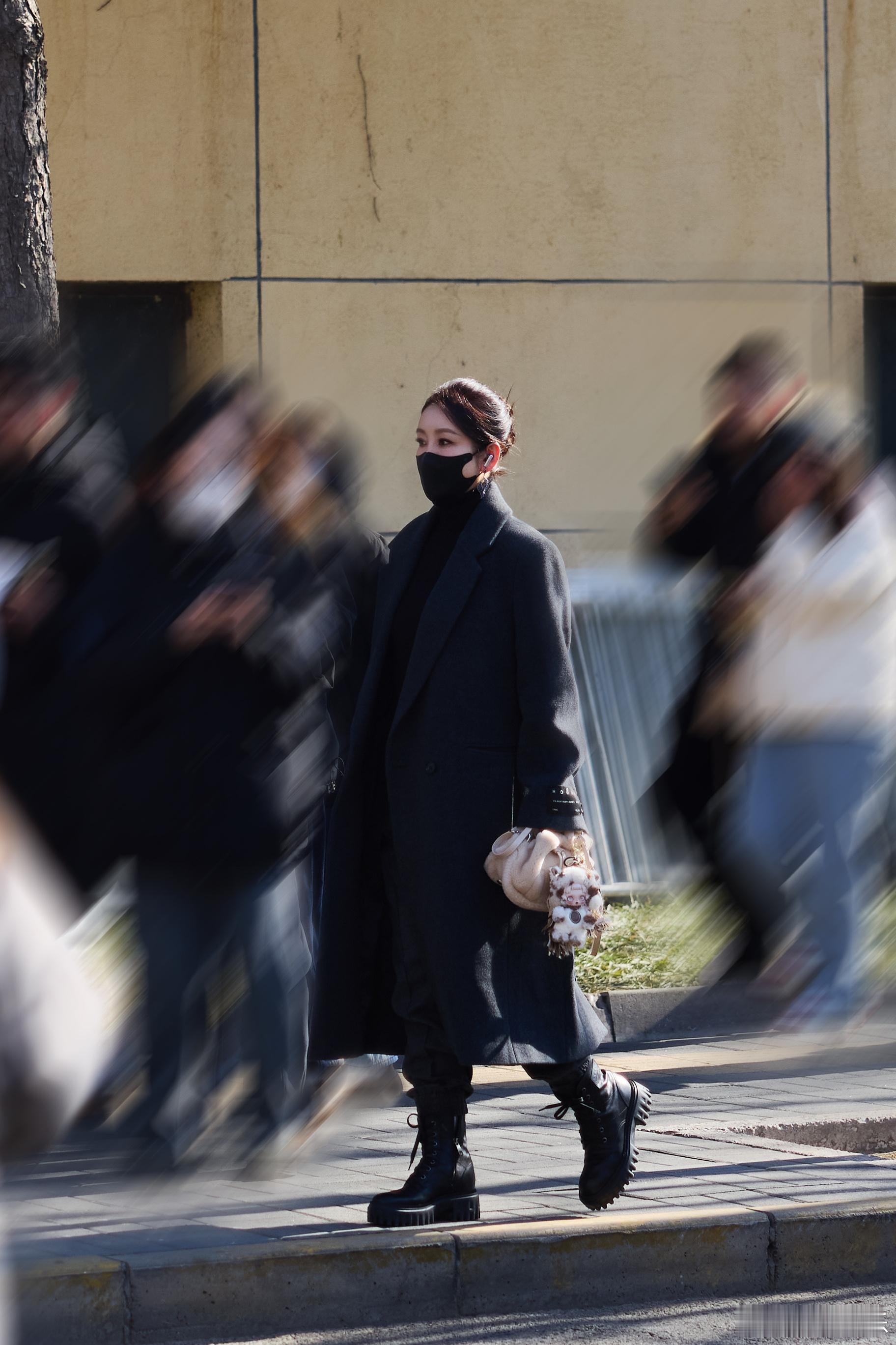 秦海璐马年央视春晚第四次联排亮相央视春晚联排，一袭大衣显得温暖又时尚，最近路透