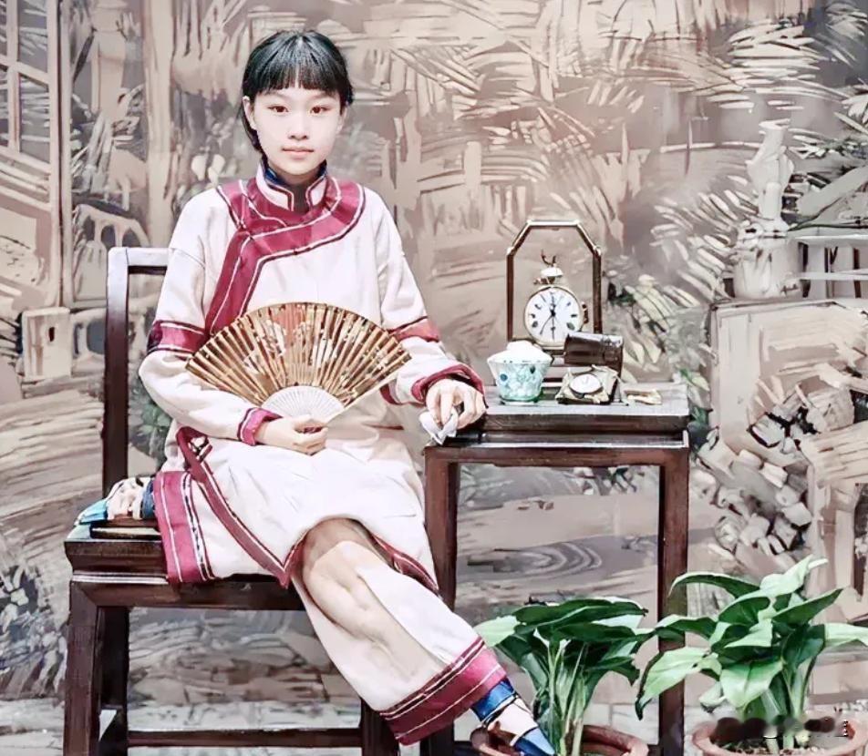 晚清时期，著名青楼女子杨翠喜的一张老照片，相貌简直是天仙级别，曾令许多王公贵族竞