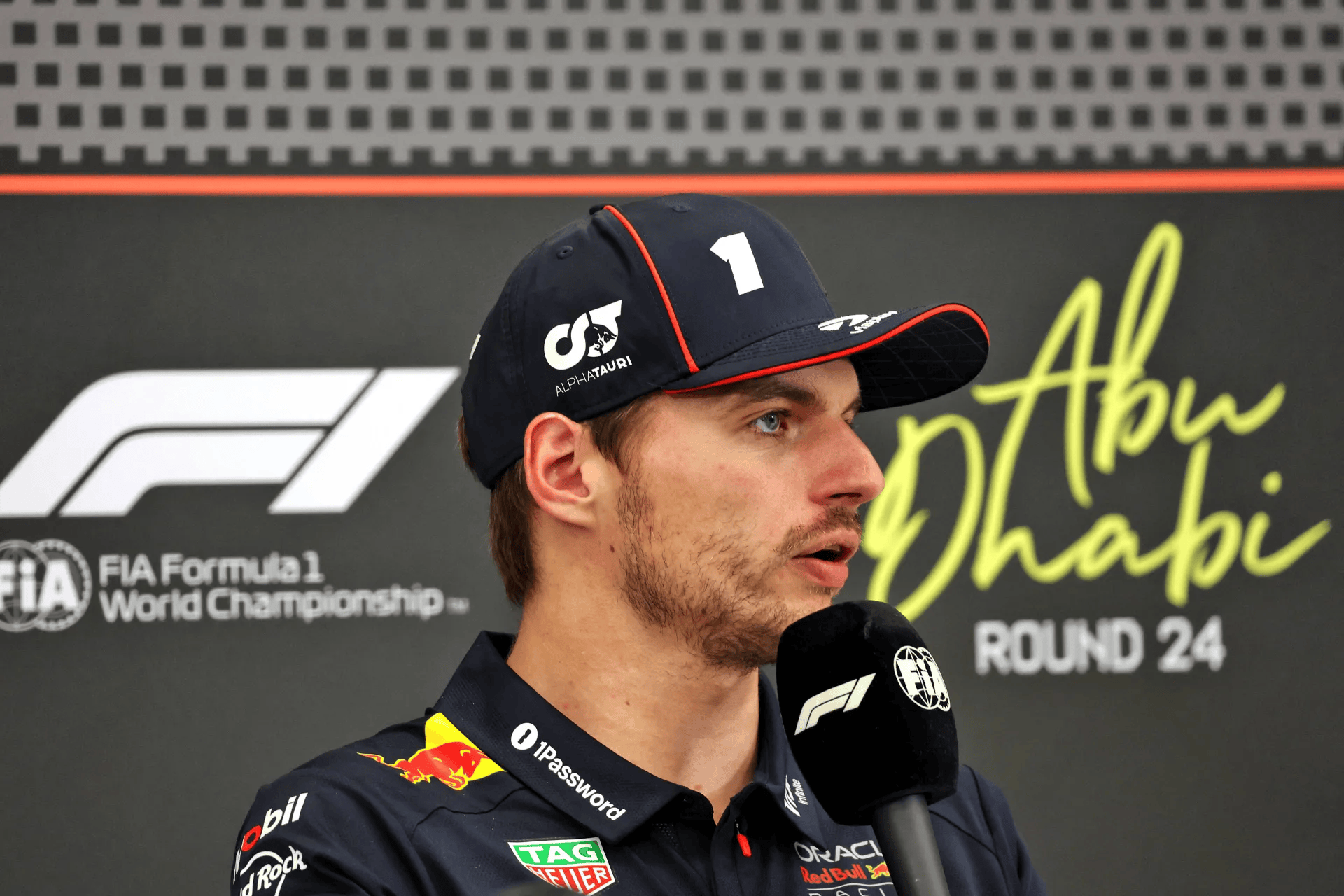 维斯塔潘怒怼记者: 就知道你会提西班牙撞车, 却忘了其他事