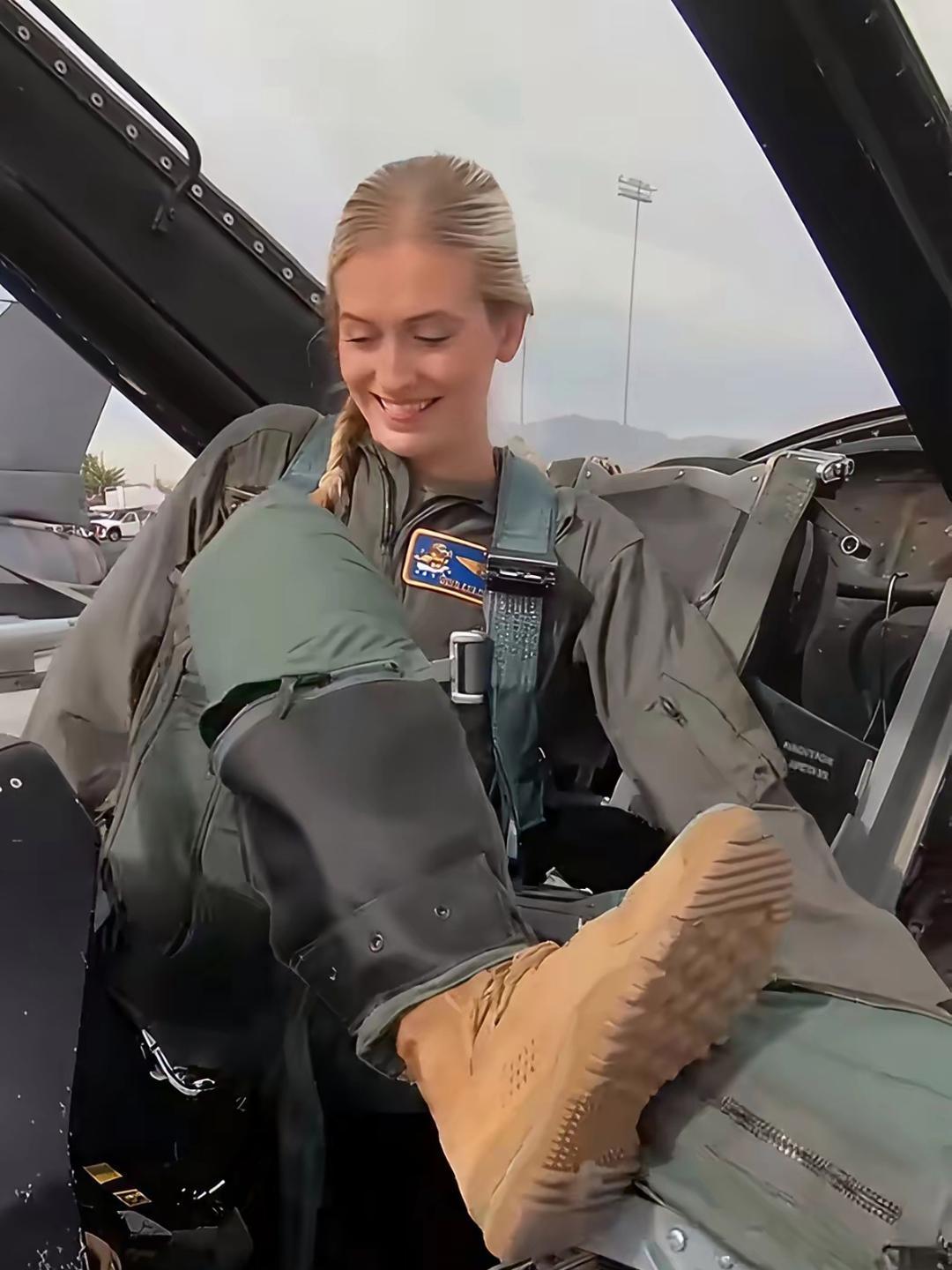 这是哪家的美女飞行员，艰难的爬进战斗机座舱里，准备一天的飞行训练或巡逻任务飞行。