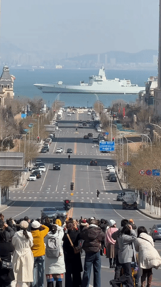 辽宁大连网友实拍国产“055”大型驱逐舰，真是看起来太震憾了！视频拍摄地点位于