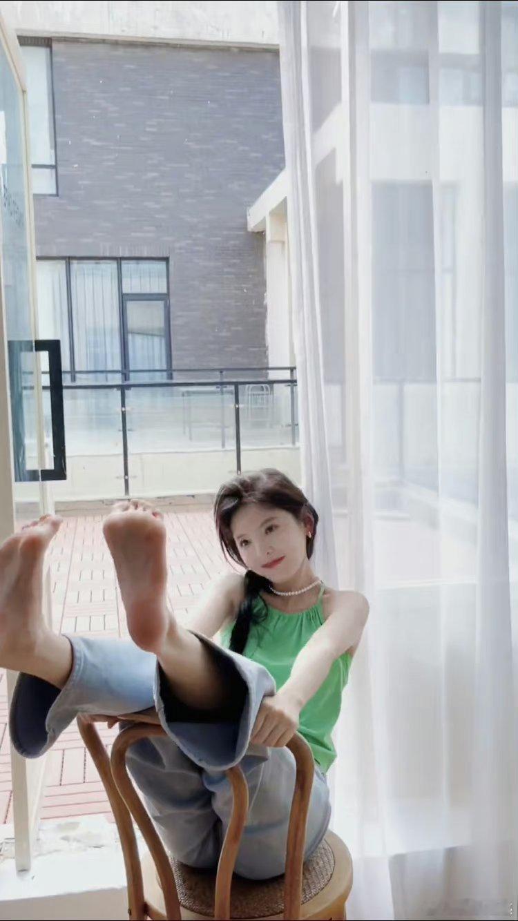 章若楠的腿瘦成竹竿章若楠青春甜美